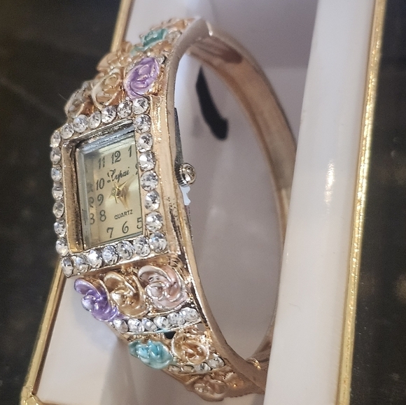 LUPAI Accessories - Beautiful Lupai Quartz Cuff Style watch womens